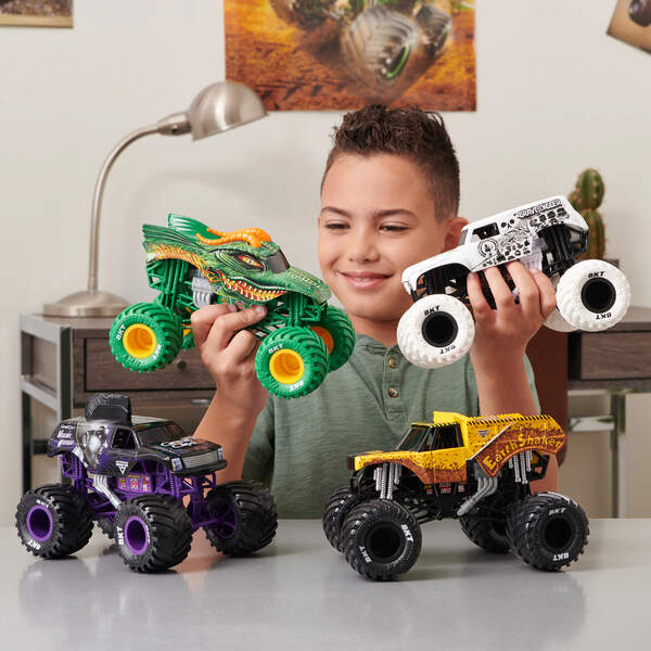 Monster Jam Die Cast 1:24 Batmobile
